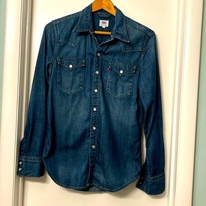 Levi’s Denim Shirt Women’s XS Pearl Snaps Med-Heavy Weight Great Condition